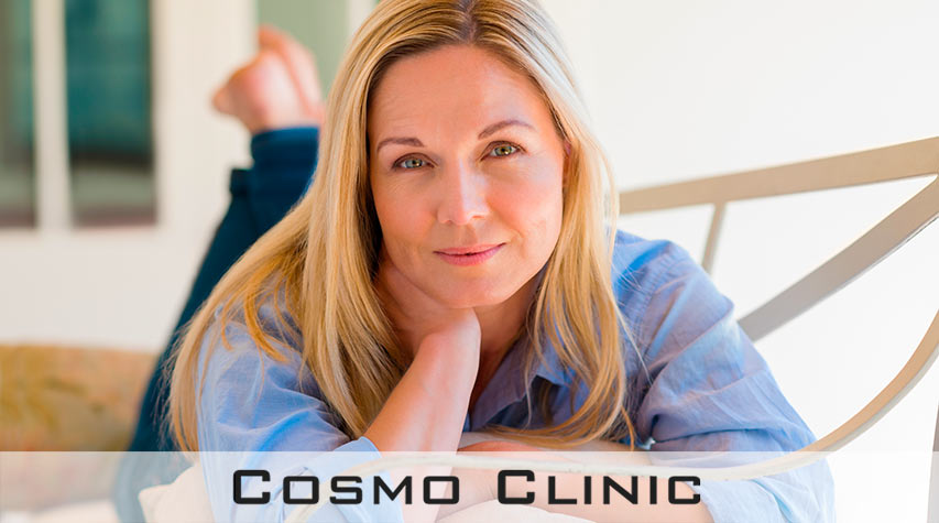 Cosmo Clinic-kvinne med krem til hudpleie Bestille ZO-produkter - Cosmo Clinic krem til hudpleie