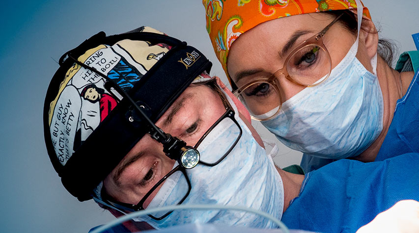 Tomm Bjærke og Hilde Bjærke opererer