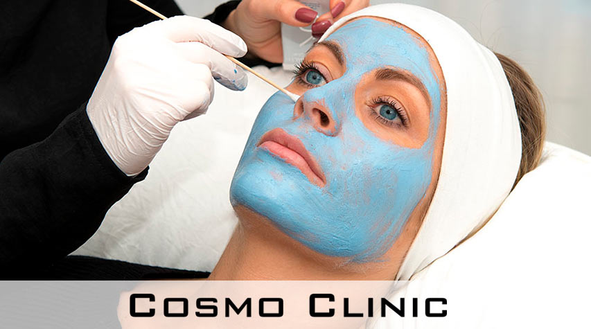 Peeling kvinne med maske av peel