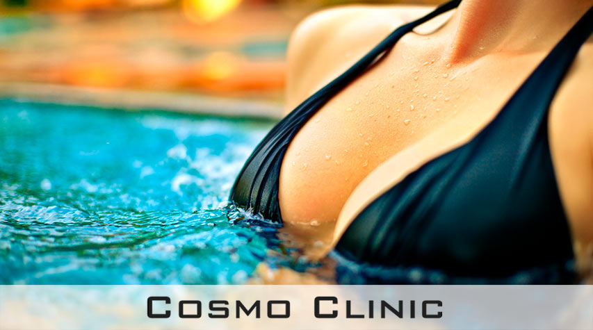 brystimplantat kvinne i basseng