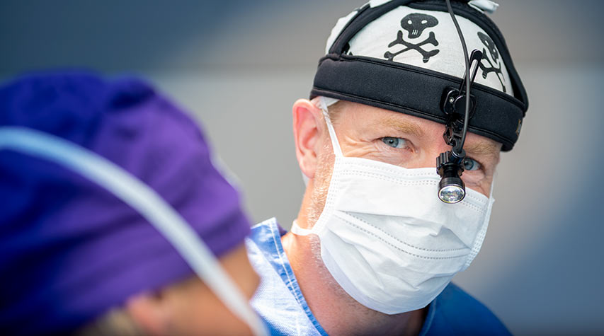 Ekspert på explant: Dr. Thomas Berg utfører "en bloc capsulectomy"