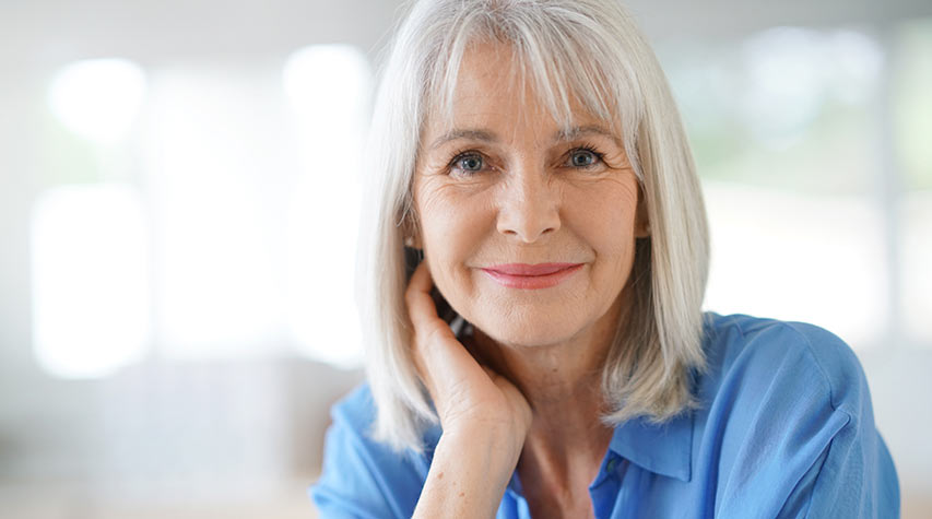 Kantoplastikk øyelokk på eldre kvinne Eldre kvinne kantoplastikk øyelokk