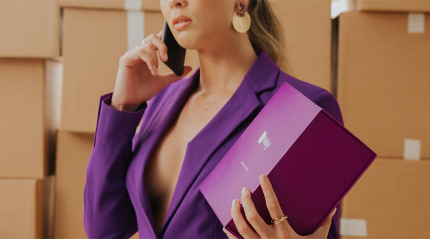 Forretningskvinne med Motiva silikon protese